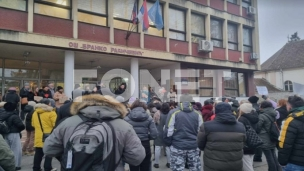 Škole nastavljaju protest